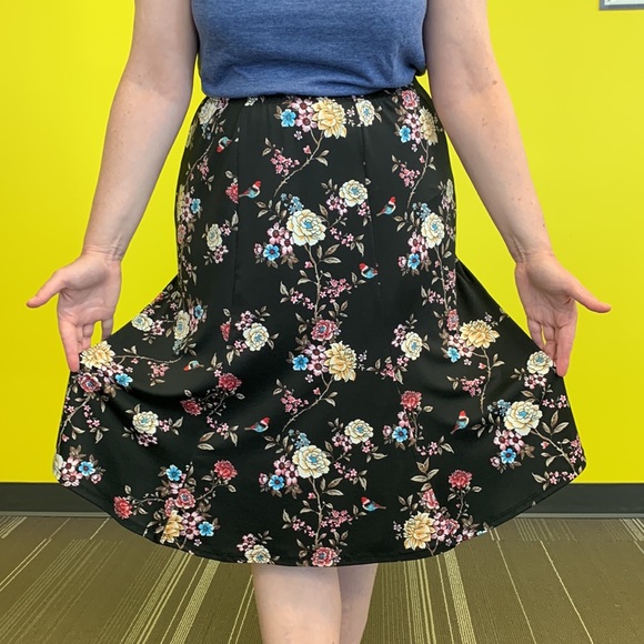 3/25$ Floral stretch skirt - Picture 3 of 8